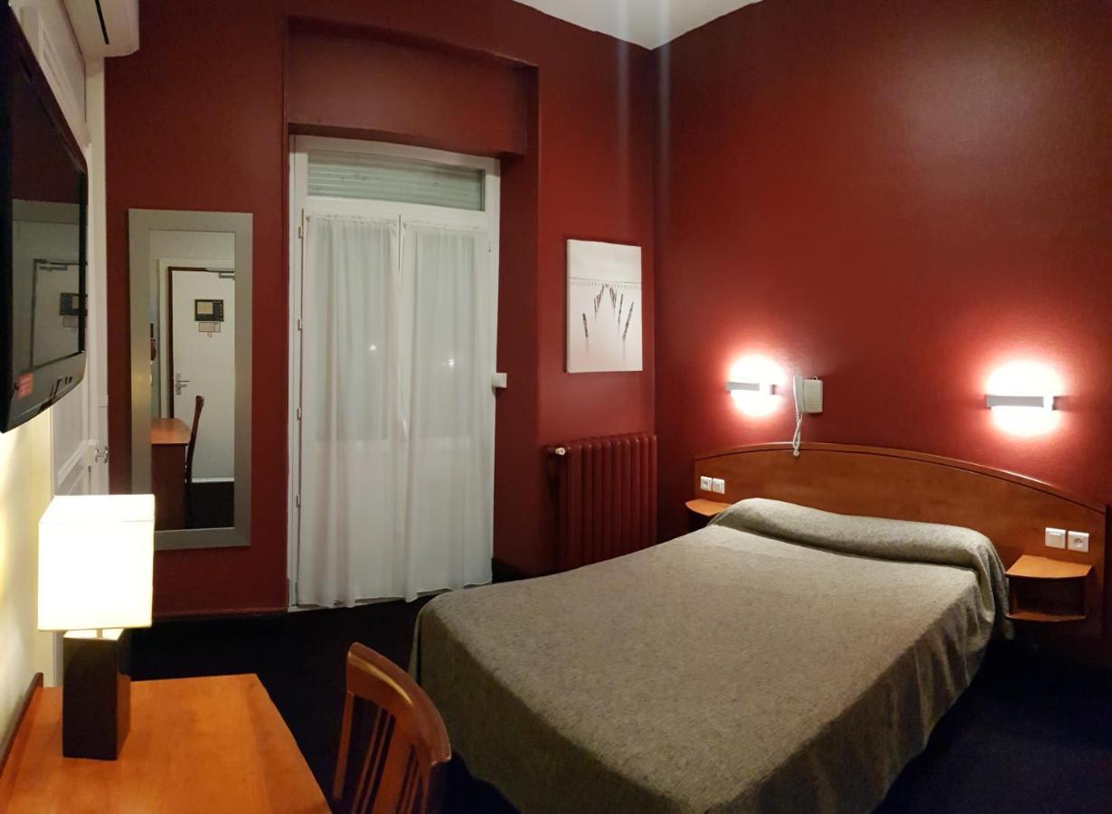 Hotel De La Paix Олорон-Сент-Мари Экстерьер фото