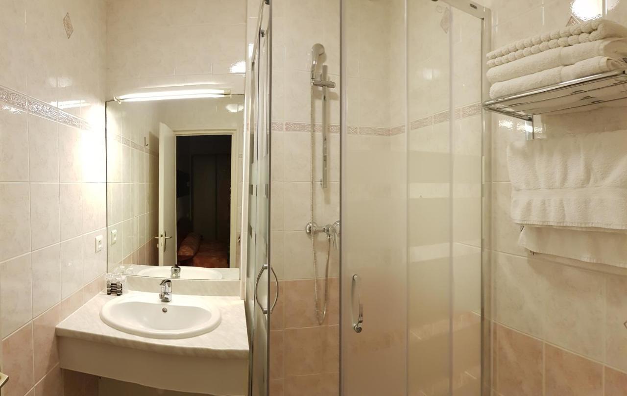 Hotel De La Paix Олорон-Сент-Мари Экстерьер фото